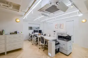 노출 천장과 헤링본 마루의 모던 오픈오피스